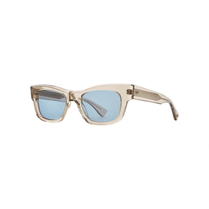 occhiali da sole rettangolari nel colore birra chaira con lenti azzurre modello woz di Garrett Leight