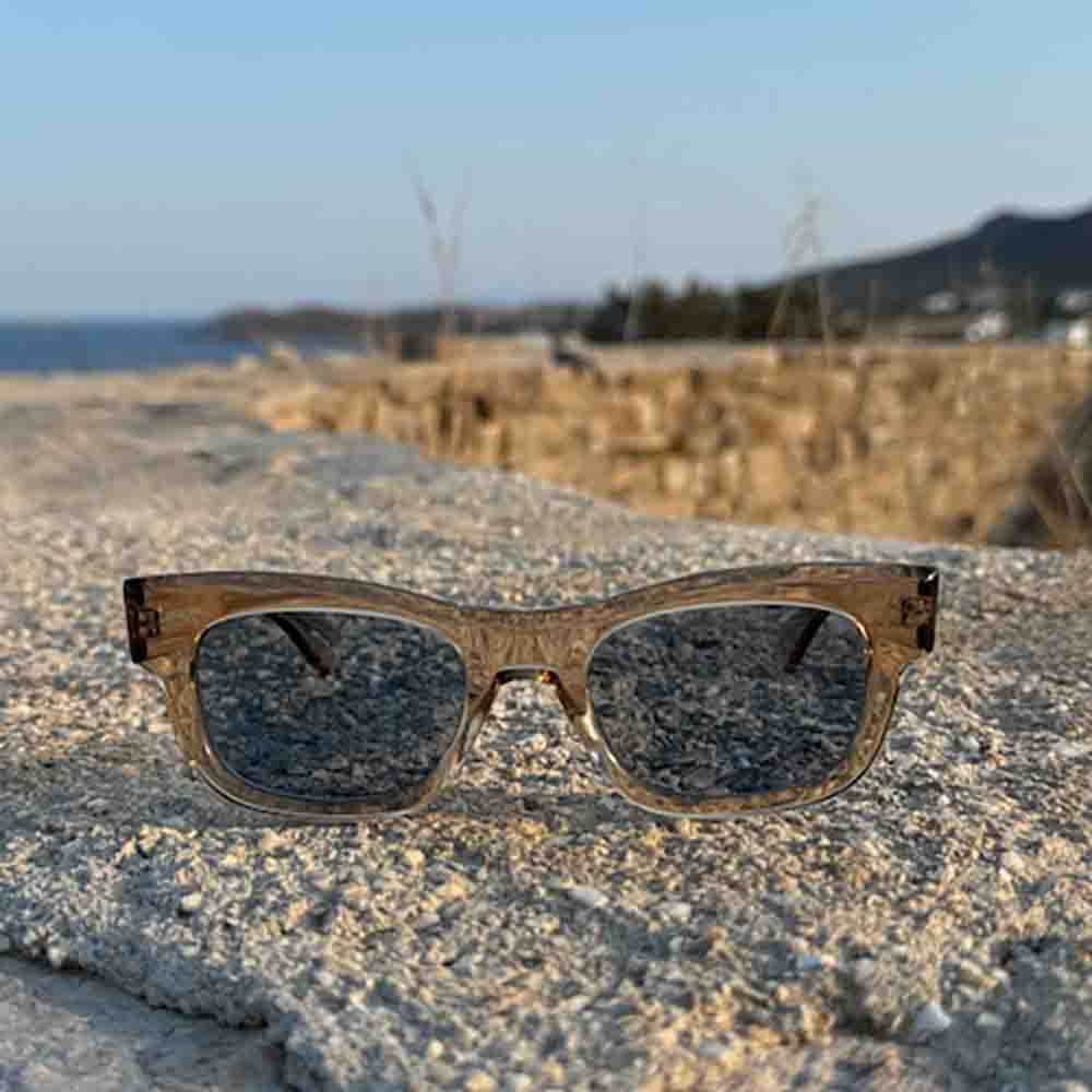 occhialida sole garrett leight modello woz nel colore marrone trasparente con lenti azzurre
