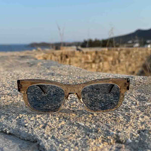 occhialida sole garrett leight modello woz nel colore marrone trasparente con lenti azzurre
